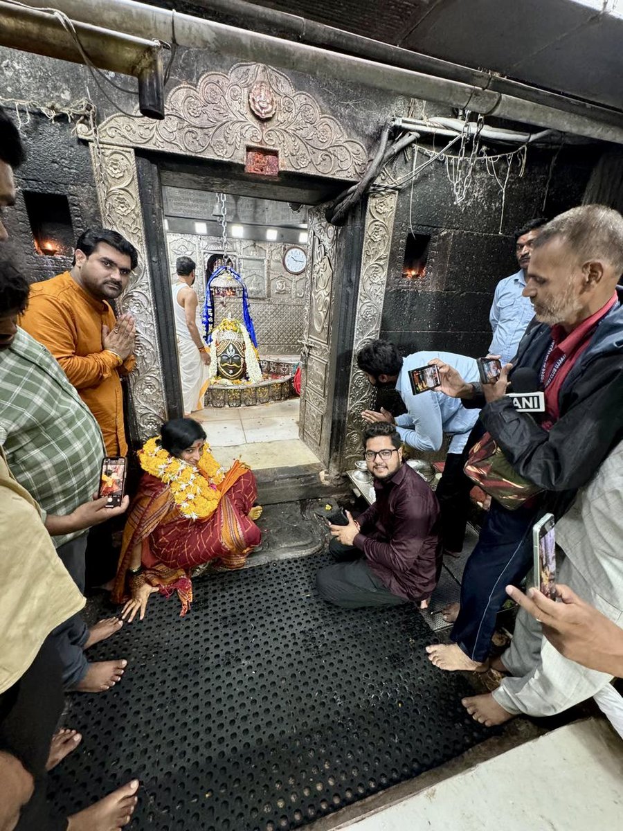 Shubham Chouhan | Entrepreneur (@_shubhamchouhan) on Twitter photo Mahakal Darshan with Madhavi Latha Didi. <a href="/Kompella_MLatha/">Kompella Madhavi Latha</a> 🥰🙏🏻
India’s most iconic female leader who’s waving Hindutva Flag so prominently. Totally Inspired by your ideas, vision & Energy for serving Bharat. 🇮🇳
#madhavilatha #madhavilathakompella #hyderabad #mahakaleshwar Mahakal Darshan with Madhavi Latha Didi. <a href="/Kompella_MLatha/">Kompella Madhavi Latha</a> 🥰🙏🏻
India’s most iconic female leader who’s waving Hindutva Flag so prominently. Totally Inspired by your ideas, vision & Energy for serving Bharat. 🇮🇳
#madhavilatha #madhavilathakompella #hyderabad #mahakaleshwar