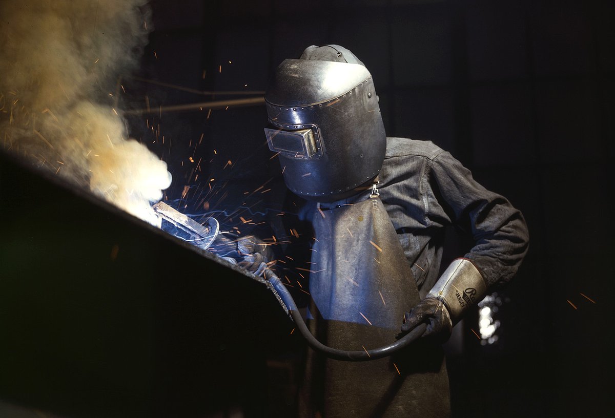 LRonLacy's tweet photo. In #JUNE 1942
‘A welder making boilers for a ship, at Combustion Engineering Co., Chattanooga, Tennessee, in June of 1942.’ Photograph by Alfred Palmer (1906-1993), Office of War Information (OWI).
#WW2 #AlfredPalmer #OWI #shipconstruction #Chatanooga
👉ALT https://t.co/D4Yom964ih