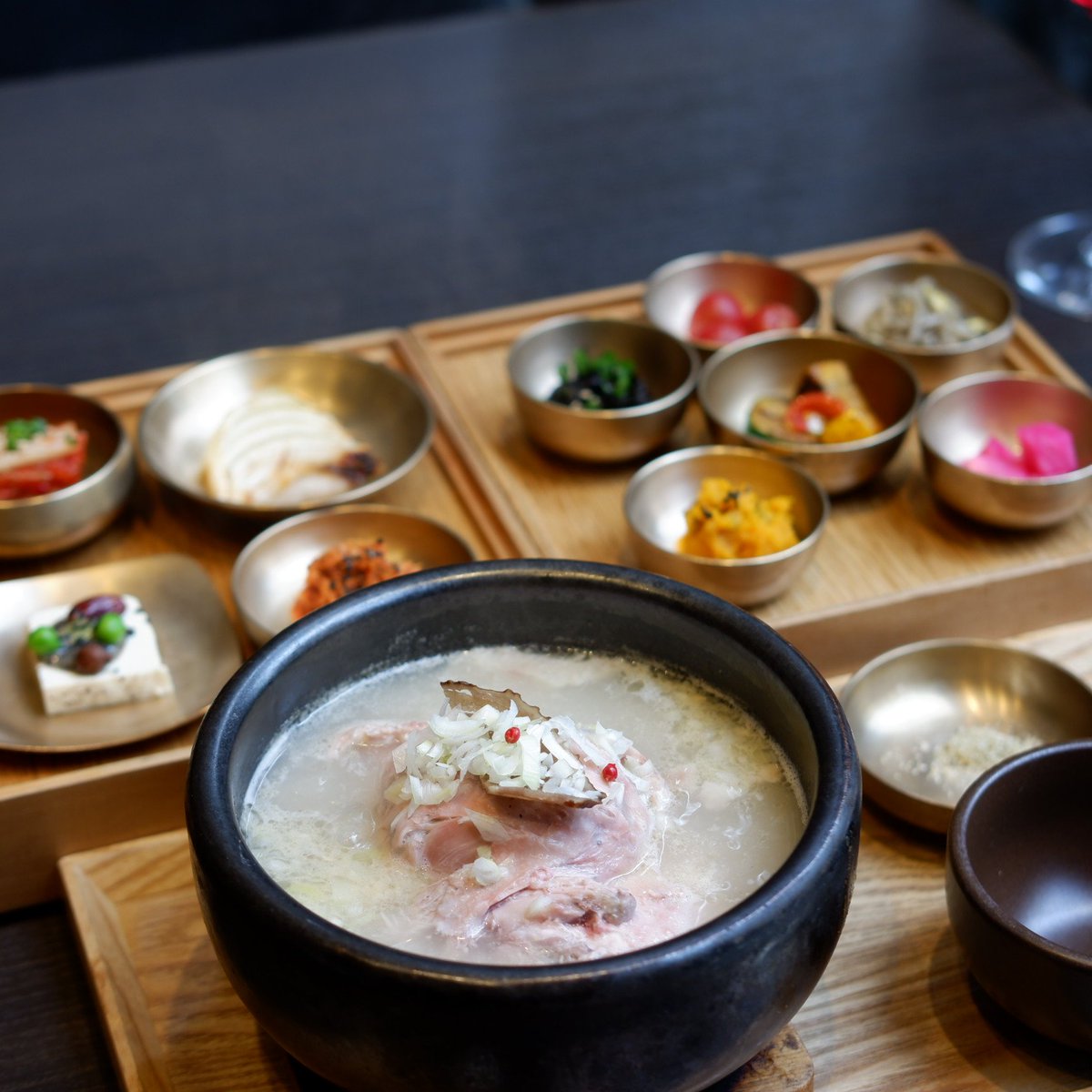 Kuishinbo_nao's tweet image. 韓国人の友達夫婦がしてる東京の広尾にあるHASUOという韓国料理でランチ。ミシュランガイド東京のセレクレッドレストランに評価されてます。夏に買いたいのは和傘の日傘です。ほしいのは30,000くらいします。京都で使いたい。
#HASUO
#韓国料理
#月曜あもーれ