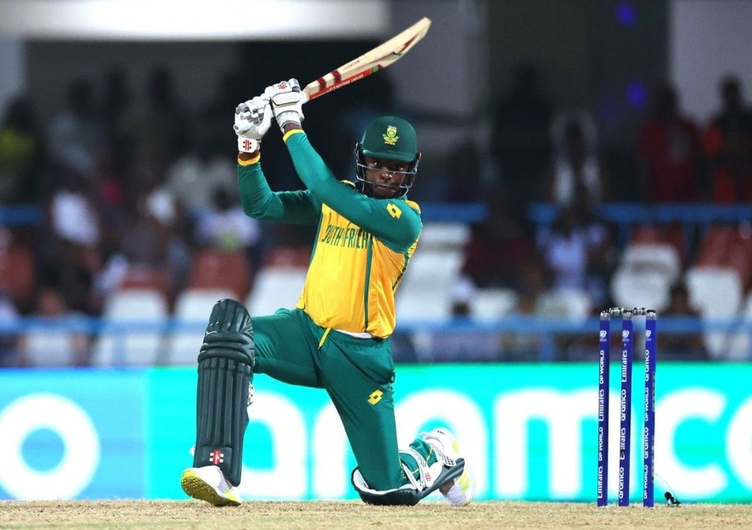 Sorry to future Mrs Rabada but this is the best photo of <a href="/KagisoRabada25/">Kagiso Rabada</a> going down on one knee we will ever see! 😄

#T20WorldCup