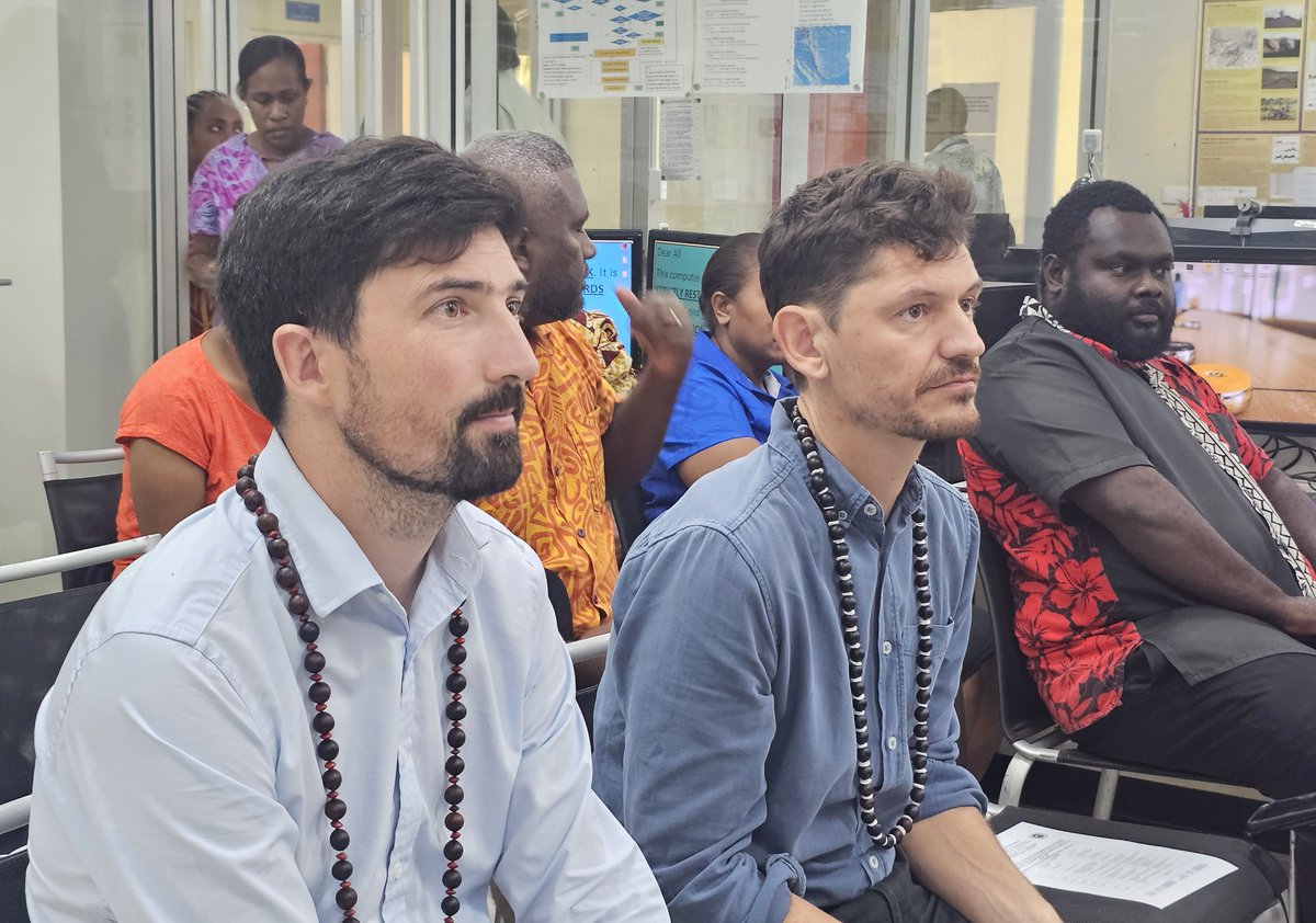 jeangene_vilmer's tweet image. 🇫🇷🇯🇵🇻🇺 #Volcanology #earthquakes Ceremony with Vanuatu Minister @RRegenvanu and my Japanese colleague at @vmgdVU:
➡️ France and Japan have financed 3 seismic stations installed in the Shepherd Islands;
➡️ France is financing an additional station on the island of Tanna.