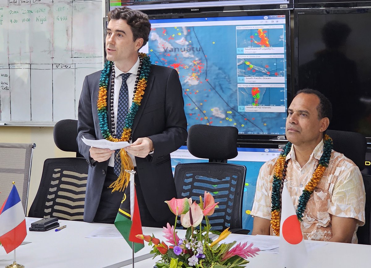 jeangene_vilmer's tweet image. 🇫🇷🇯🇵🇻🇺 #Volcanology #earthquakes Ceremony with Vanuatu Minister @RRegenvanu and my Japanese colleague at @vmgdVU:
➡️ France and Japan have financed 3 seismic stations installed in the Shepherd Islands;
➡️ France is financing an additional station on the island of Tanna.