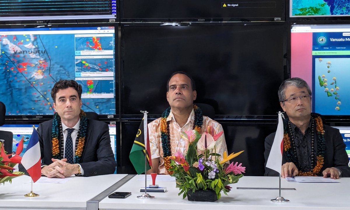 jeangene_vilmer's tweet image. 🇫🇷🇯🇵🇻🇺 #Volcanology #earthquakes Ceremony with Vanuatu Minister @RRegenvanu and my Japanese colleague at @vmgdVU:
➡️ France and Japan have financed 3 seismic stations installed in the Shepherd Islands;
➡️ France is financing an additional station on the island of Tanna.