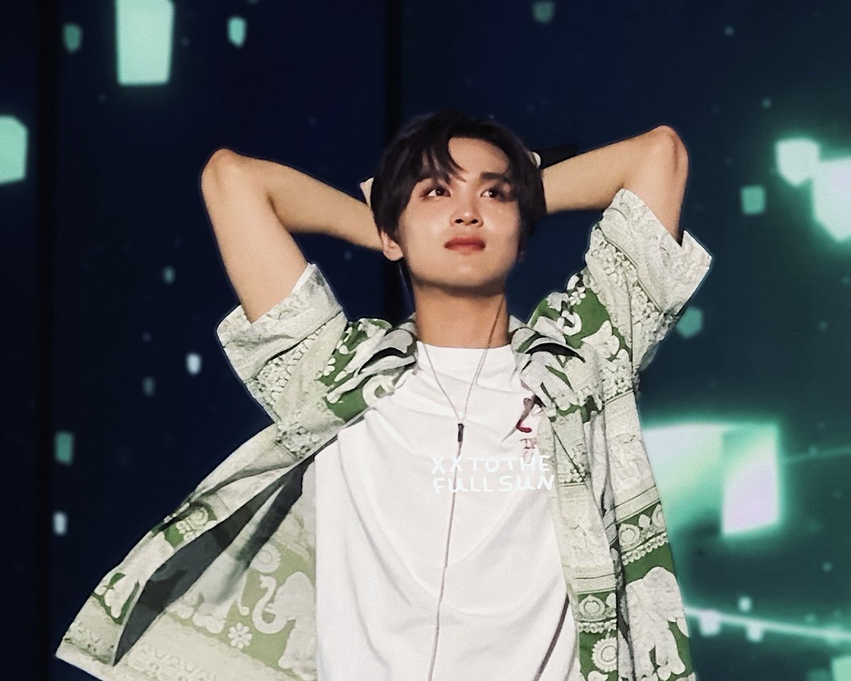 xxtothefullsun's tweet image. แฮชานอะ ขึ้นชื่อเรื่องมองฟคทุกโซนอยู่ละ ไม่ว่าจะใกล้ไกลหรือสูงแค่ไหน เขามองหาตลอด มองด้วยแววตาที่เป็นประกายเสมอ ทุกครั้งเวลามีอีเว้นหรือคอน แฮชานจะเดินไปสุดทางของทุกสเตจและโบกมือให้ทุกคน แต่นี่เป็นครั้งแรกที่เห็นแฮชานยืนนิ่ง มองฟคค้างนานขนาดนี้ มีความสุขมากๆ so overwhelmed 🥺♡︎