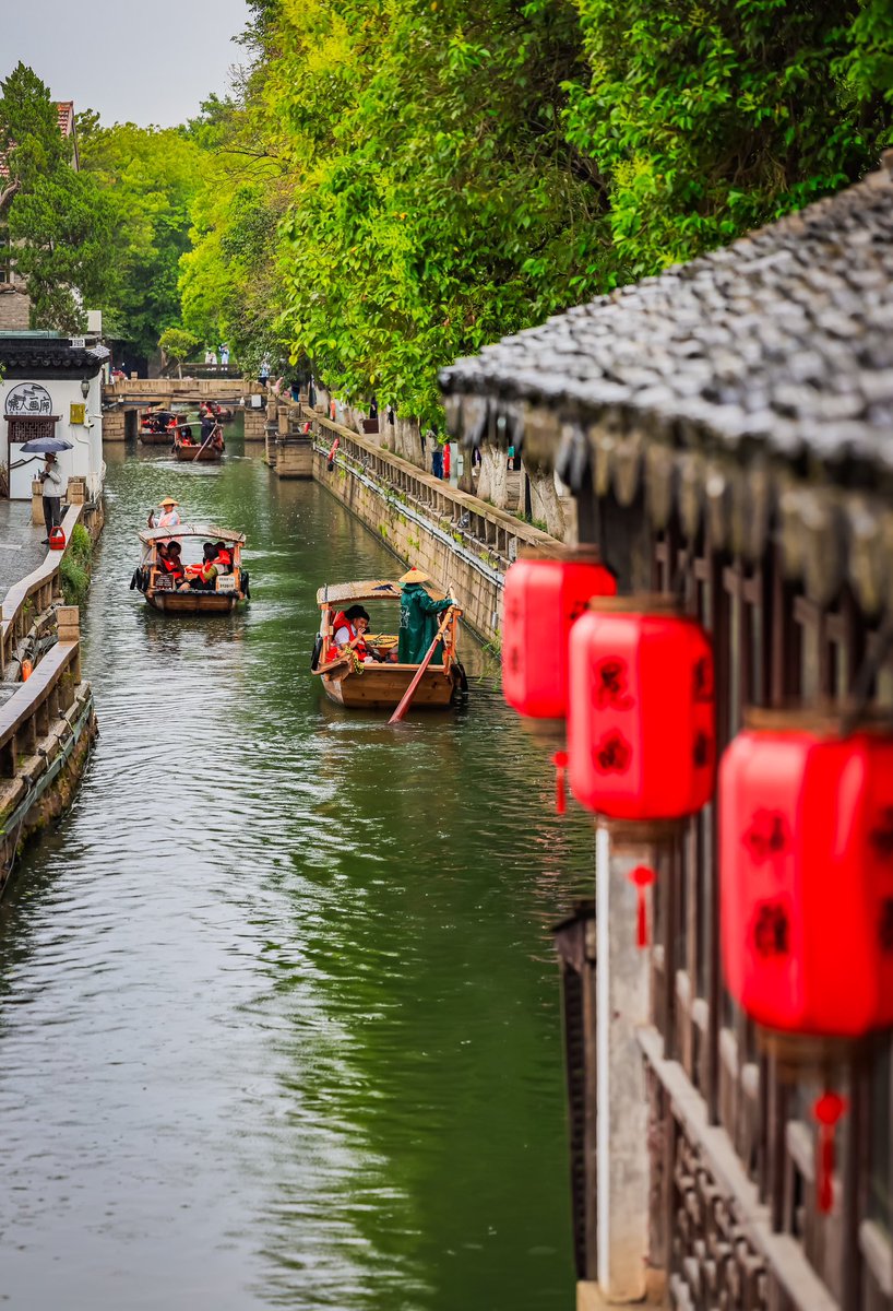 VisitSuzhou's tweet photo. Strolling down Pingjiang Road with a trailer aditional Chinese umbrella and drifting along the canals in a Wupengchuan—experience the romance of Suzhou in the rain. 💧🌸 #Romantthe icSuzhou #PingjiangRoad #Wupengchuan #ChineseCulture #RainyDayMagic https://t.co/INRgY8KgKc