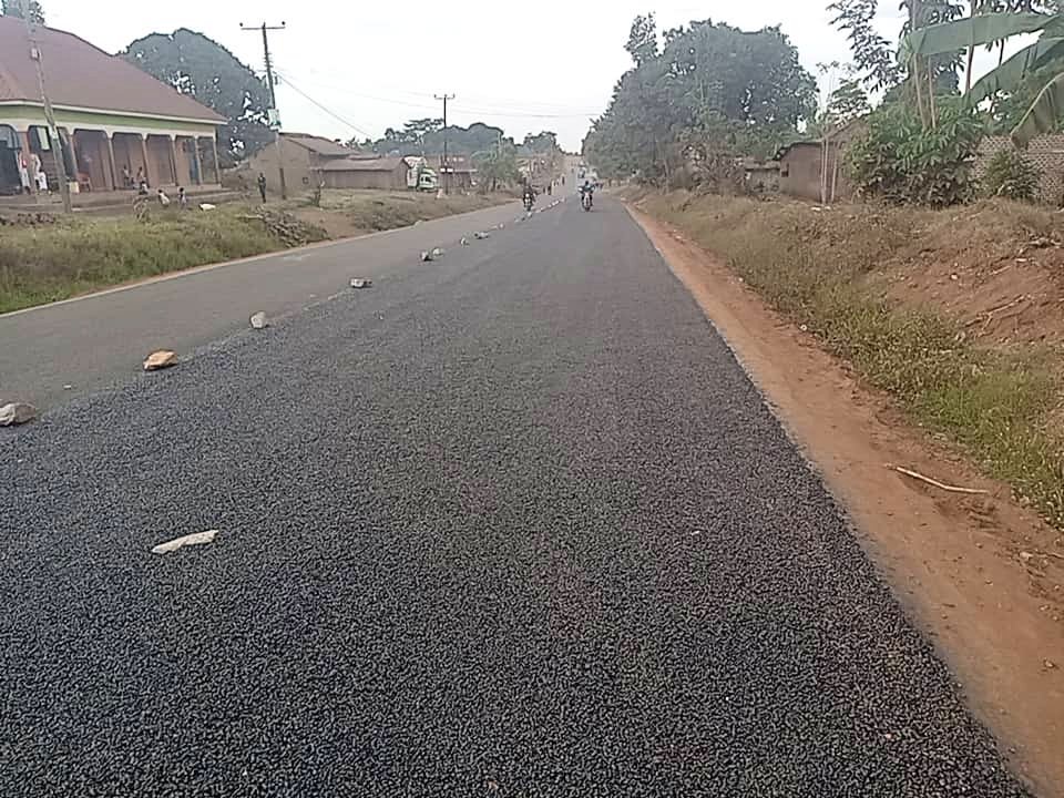 MoWT_Uganda's tweet photo. Under the Research and Innovation section of the Construction Standard and Quality Management Department, numerous technologies have been piloted to ascertain their applicability to Ugandan infrastructure needs before rolling them out nationwide,these include;

🚧Probase Technology 
🚧Cobalt Stone Technology 
🚧 Road Rapid Technology on Tourism roads.

Probase Technology is currently being piloted on the  
🛣️Kakiri-Masuliita-Mawale road and the Kayunga-Nabugayi & Nansana-Kireka-Bira roads.
