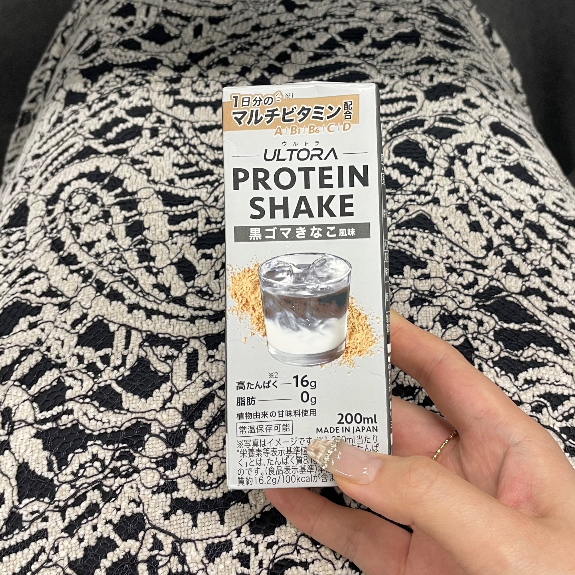 【shiro】ウルトラプロテイン【抹茶ラテ、黒ゴマきなこ】 コンビニのプロテインドリンクで、 いちばん美味しいと思います