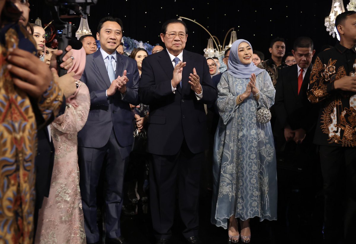 ebynews_id's tweet photo. Tadi malam (25/6) Mas @Edhie_Baskoro bersama Bapak @SBYudhoyono dan Mbak @aliyarajasa menghadiri resepsi pernikahan dari Mas Rizki Natakusumah dan Mbak Beby Tsabina.

Selamat atas pernikahannya. Semoga menjadi keluarga yang sakinah mawadah warahmah. Aamiin💙 https://t.co/xrySAqOBCx
