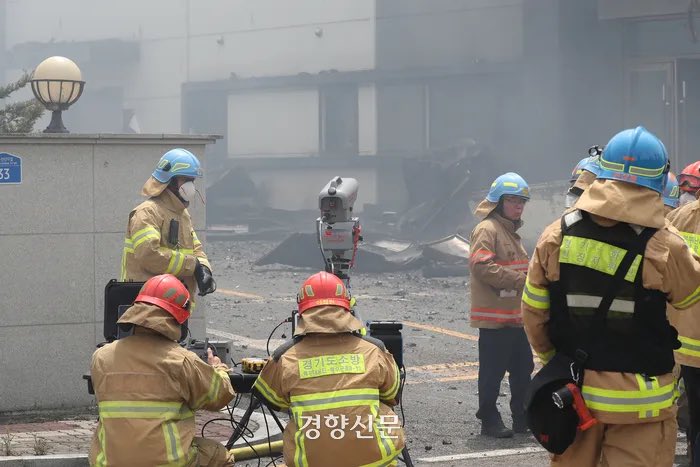 화성 리튬전지 화재현장 구조대 진입···“연락 두절인원 23명으로 늘어”

khan.co.kr/national/incid…