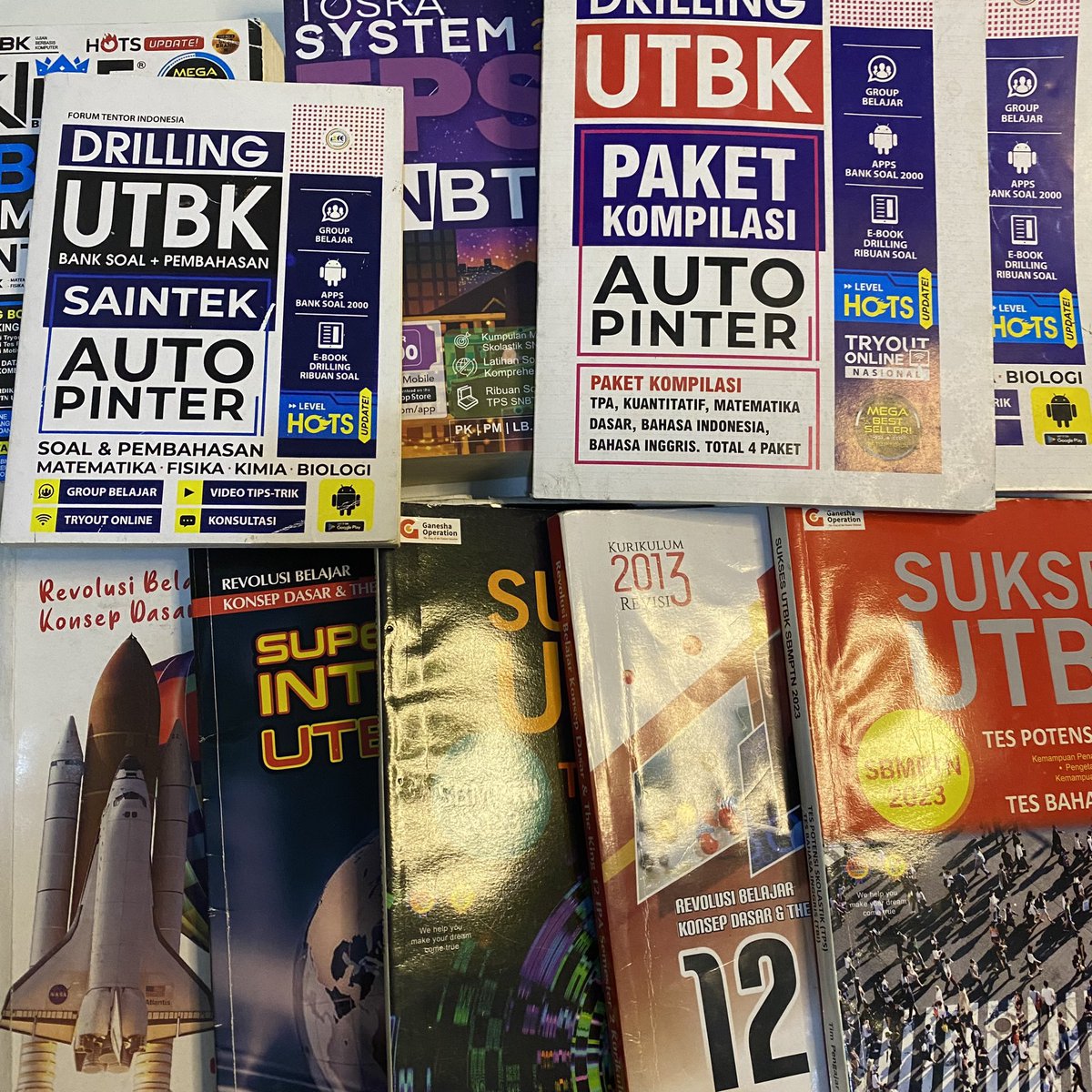 sheisissy's tweet photo. halo guys, ini ada kakak baaaaiikkkkk buaaangeeetttt mau GIVEAWAY buku-buku snbt, buku kelas 12, dan akun try out!

syaratnya cuma isi gform ini : https://t.co/IdWdV5woX0

formnya ditutup besok siang, tanggal 25 juni 2024. good luckkkk! 😉⭐️ https://t.co/ppzoUJRpLO