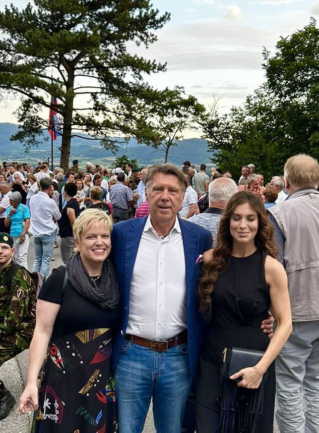 EvaIrglL's tweet photo. 🇸🇮Slavnostno v Vrhpolju. Obeležili smo spomin na dogodke iz leta 1991, ko so se neoboroženi domačini pogumno postavili v živo barikado, proti armadi JLA, pomagal pa jim je še #bager, ki je od včeraj naprej kot spominsko obeležje postavljen pri Teodozijevem križu nad vasjo.🇸🇮 https://t.co/vhADOcL3q5