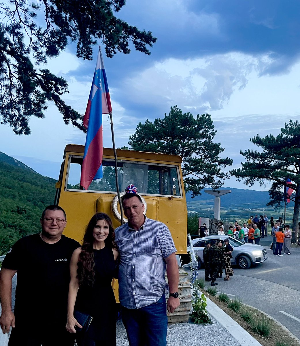 EvaIrglL's tweet photo. 🇸🇮Slavnostno v Vrhpolju. Obeležili smo spomin na dogodke iz leta 1991, ko so se neoboroženi domačini pogumno postavili v živo barikado, proti armadi JLA, pomagal pa jim je še #bager, ki je od včeraj naprej kot spominsko obeležje postavljen pri Teodozijevem križu nad vasjo.🇸🇮 https://t.co/vhADOcL3q5