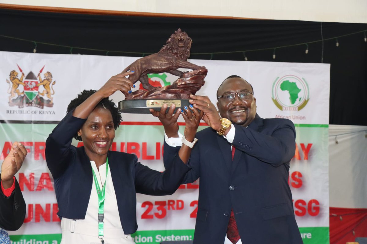 KmfriResearch's tweet image. 1/4 KMFRI top Research Scientist Dr Domitila Kyule receives an award after emerging winner under the category of #manufacturing and #Innovation in preparation of fish sausages which has greatly contributed to #FishValueAddition.