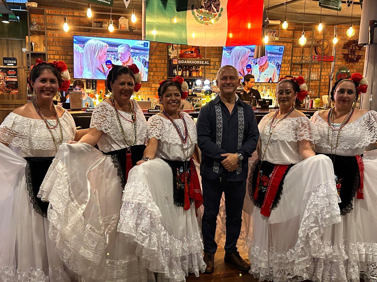 ljcampuzano's tweet photo. Un gran honor para mi atestiguar la gran labor que desempeñan @Las Flores de México promoviendo la cultura de nuestro país, a través de bailes regionales.  Lucieron hermosos trajes mexicanos y cautivaron al público presente. Viva México 🇲🇽! https://t.co/EDWxc6XgFk