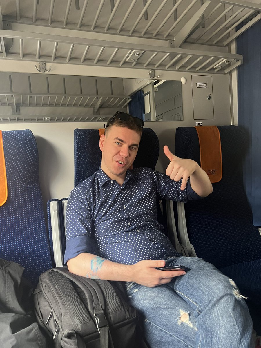 lewuslol's tweet photo. Chciałbym pogratulować @RandomBruce i oficjalnie obalić wszystkie plotki. Olek dał radę samemu kupić sobie bilet na pociąg, dotrzeć na dworzec w obcym mieście, a do tego jeszcze znaleźć odpowiedni peron i pociąg. https://t.co/UL5Y0eOwTj