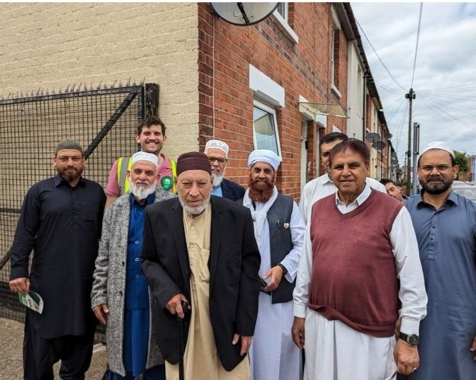 reading_greens's tweet photo. Whether it's at hustings or on the doorstep voters are backing Green Party policies on the environment, housing, public ownership, a fairer tax system and on working for peace in Gaza. They can also see what a fantastic hard working MP @DaveJMcElroy would be for Reading 💚🌎 https://t.co/xC3Lo6Ivs0