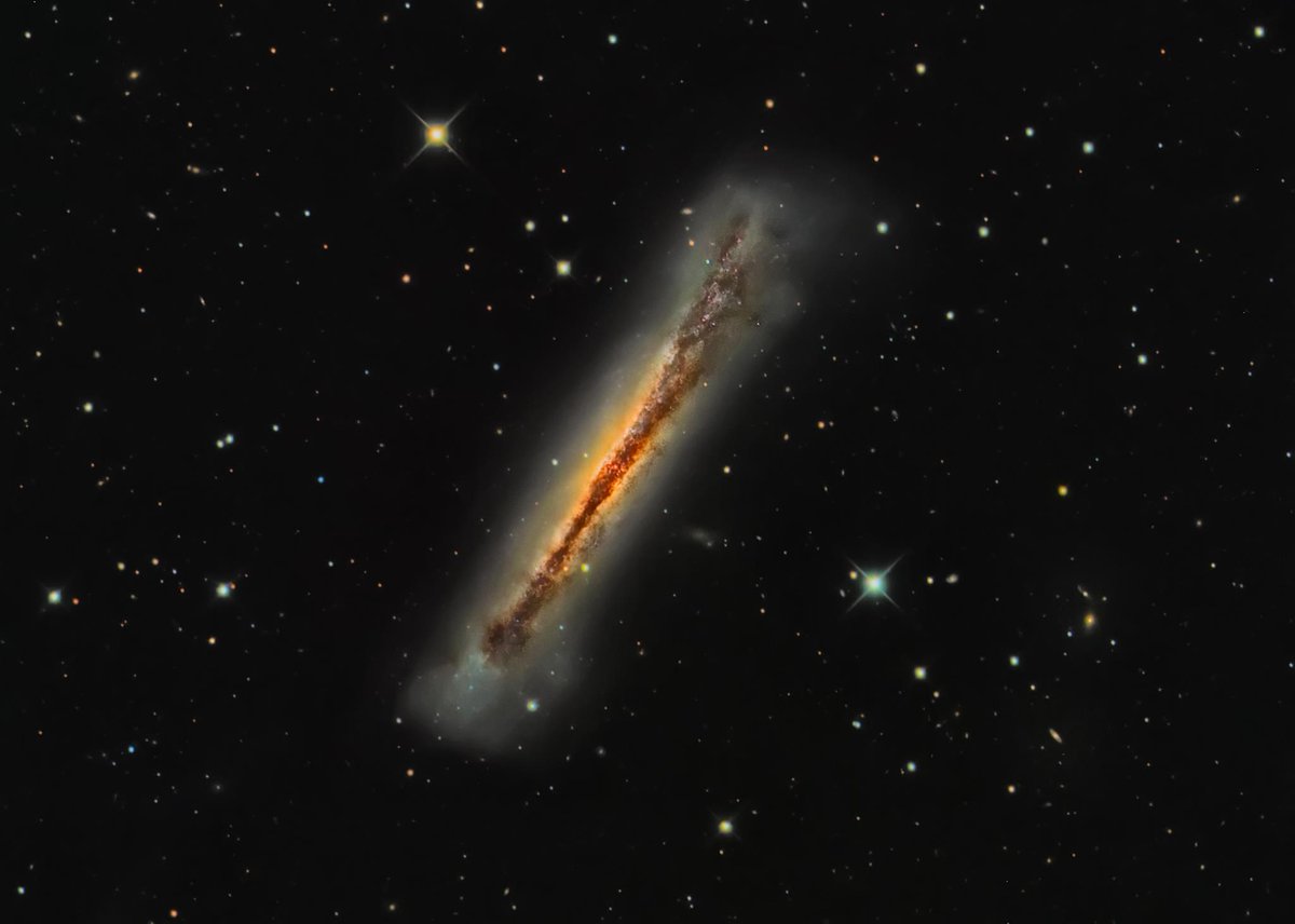 NGC3628 on kena külgvaates galaktika, mille pildistasin üles eelmisel aastal. Vahepeal sai natuke uusi tehnikaid pilditöötlusel omandatud ja seetõttu sai see pilt uuesti üle käidud. Tulemuseks terav ja detailirohke galaktika, kusagilt sealt kaugelt ülevalt..