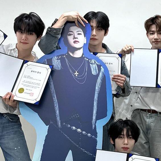 HELLO!?? JIWOONG 😭😭