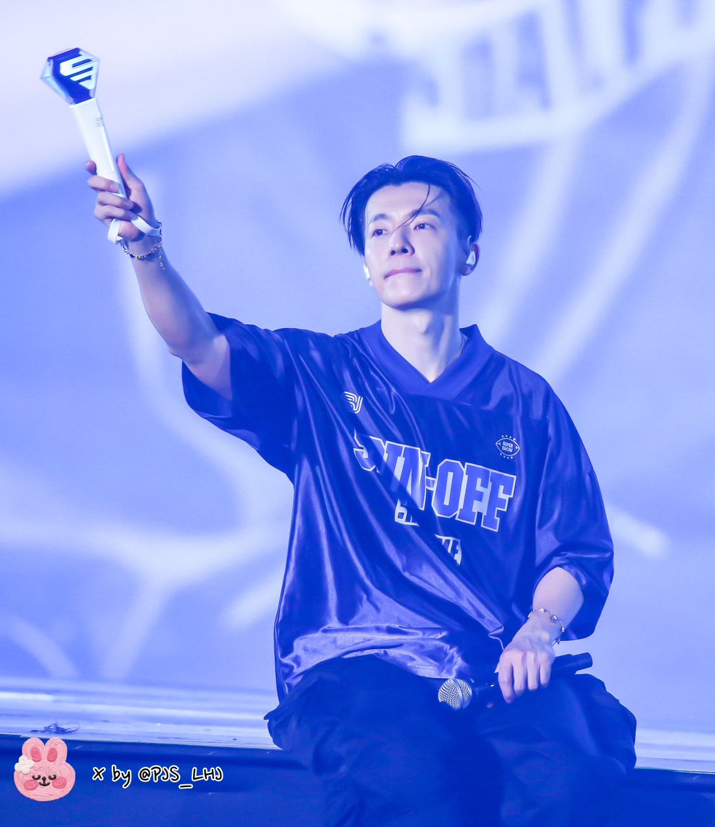 립스틱 파랗게 하고 온 팬을 발견 했나봐용
그 팬분은 좋으셨겠당!! ·ᴗ· 
오빠한테 최고라고 인정까지 받으셨네영

#SuperShow_Spinoff_Halftime
#SSS_HALFTIME #스핀오프
#슈퍼주니어 #SUPERJUNIOR #동해