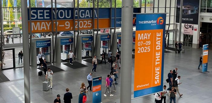 ead_online_de's tweet photo. Die @TheSmarterE Europe zieht auch 2024 eine Rekordbilanz: 3.008 Aussteller tauschten sich mit rund 110.000 Fachbesucher aus 176 Nationen über Projekte sowie aktuelle Produktentwicklungen und Anwendungen für eine erneuerbare 24/7-Energieversorgung aus. https://t.co/rwTNAEEh09 https://t.co/XHOK4Q0Kau