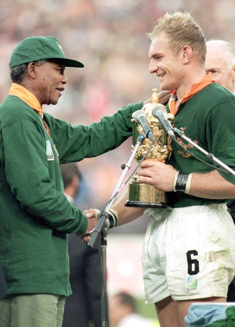 🗓️ On This Day 🗓️

🗓️ 24 June 1995
🆚 New Zealand
📍 Ellis Park
©️ Francois Pienaar
👮 Ed Morrison 🏴󠁧󠁢󠁥󠁮󠁧󠁿
🗣️ Kitch Christie
🧮 🇿🇦 15-12 🇳🇿
#RWC1995