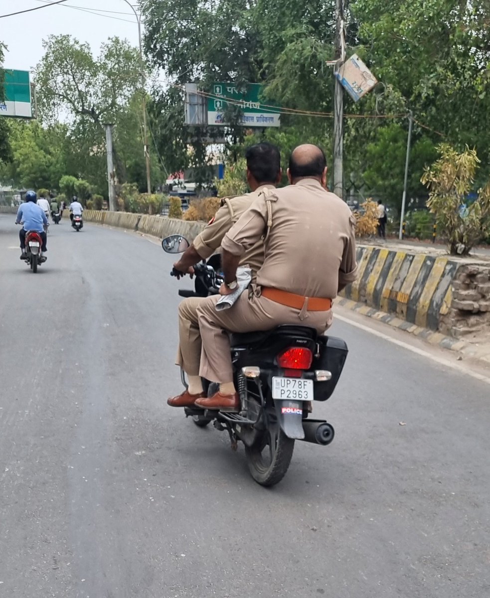 उ0प्र0 जनपद कानपुर नगर फूलबाग चौराहे का मामला जहां दो पुलिसकर्मी वाहन नियमों की उड़ा रहे धज्जियां, नियम को तार-तार करते हुए बिना हेलमेट लगाकर चला रहे वाहन
<a href="/Uppolice/">UP POLICE</a> संज्ञान मे लेकर कार्यवाही करेl
<a href="/kanpurnagarpol/">POLICE COMMISSIONERATE KANPUR NAGAR</a> <a href="/kanpurtraffic/">KANPUR NAGAR TRAFFIC POLICE</a> <a href="/adgzonekanpur/">ADG ZONE KANPUR</a> <a href="/igrangekanpur/">DIG RANGE KANPUR</a> <a href="/uptrafficpolice/">UP Traffic Police</a> 
#nmp