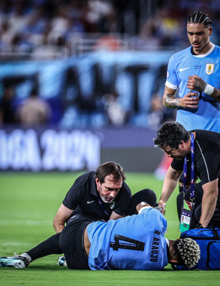 BarcaUniversal's tweet photo. ❗️Ronald Araujo was substituted off for Uruguay in the 46th minute because of dehydration and a heatstroke. https://t.co/7SKZEC29M1