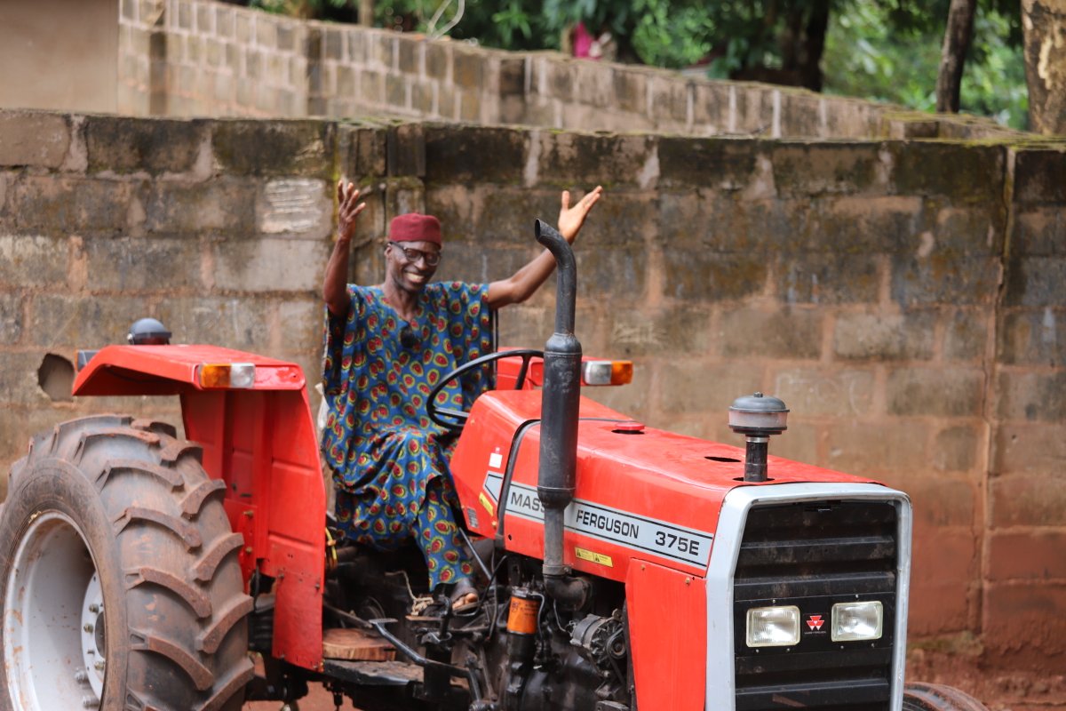 NigeriaSasakawa's tweet photo. SAA/IITA BASICS-II visits Benue's Casava seed entrepreneurs: Jato builds a dream home, and Chief Unah expands his farm with a new tractor. Farmers thriving with improved cassava varieties! #BASICSII #Benue https://t.co/ZKopgFCgVv