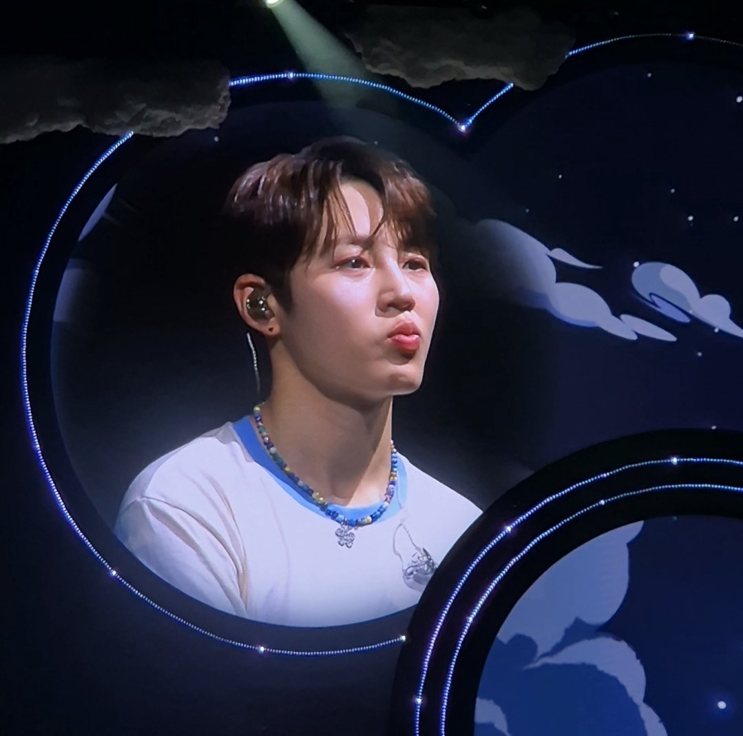 det_coseng's tweet photo. 어우 내가 울먹울먹해서 행성 떼창을 못함..ㅋㅋ

#하성운 https://t.co/bSSljxYZRa