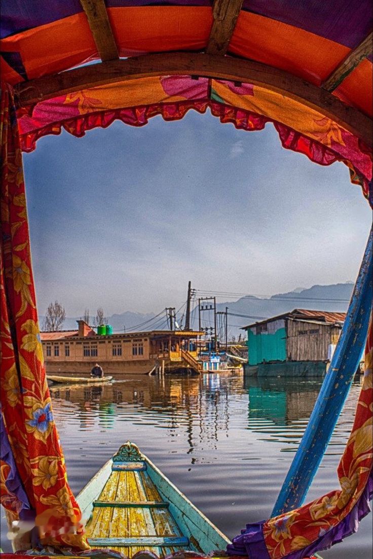 KSsenawang's tweet photo. 🟤Shikara di India 

Shikara ialah bot kayu tradisional yang biasa ditemui di wilayah Kashmir, terutamanya di Tasik Dal dan tasik lain di Srinagar. Ia menawarkan pelancong dan penduduk tempatan lawatan  yang tenang dan indah untuk menikmati perairan dan pemandangan sekitarnya.😍 https://t.co/yc9rrW6E2k