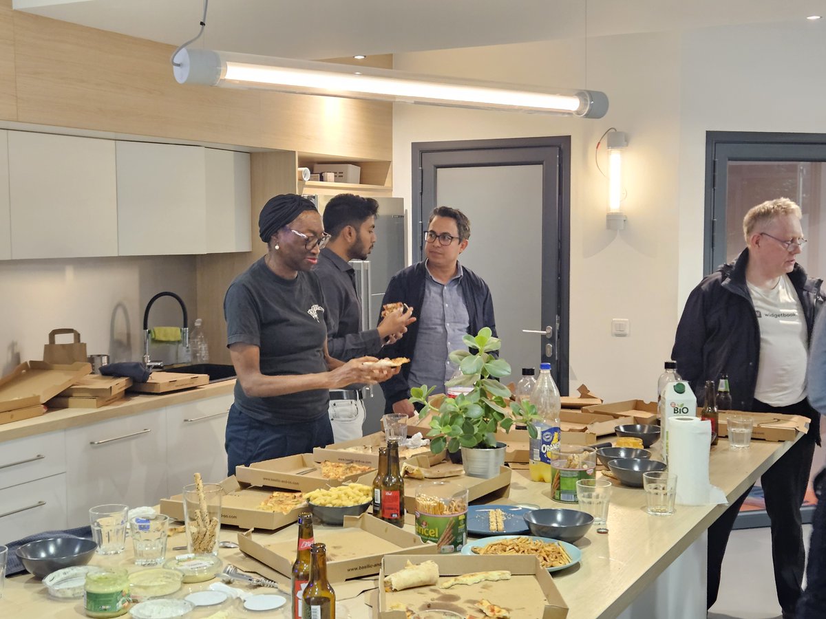 Le Jeudi 20/06, nous étions chez SKILLS pour le #IOExtended Connect, occasion de partager les dernières nouveautés autour de l'IA, du Mobile, du Cloud et d'Angular, etc.
Merci à nos speakers : <a href="/elainedbatista/">Elaine Dias Batista［Ξ］💙</a>, <a href="/MazlumTosun3/">Mazlum Tosun 💙 #GCP</a>  et <a href="/rblmdst/">Modeste ASSIONGBON</a> .
Merci SKILLS pour accueil. #GDGParis