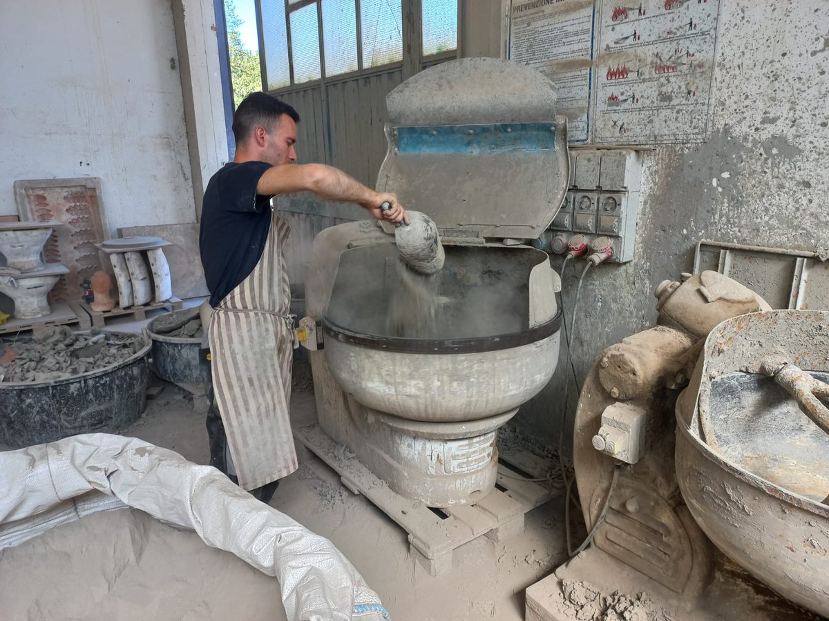 La nostra argilla d'#Impruneta. Pronta per essere lavorata. Anche l'impastatura richiede grande attenzione perché il risultato finale sia la creazione di una #giara perfetta.
📷In foto il nostro artigiano Fabio Deiana
#artenova #terracotta #amphora #amphorawine