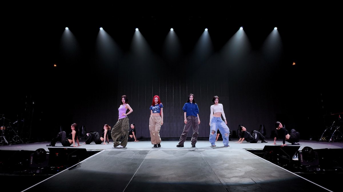ITZYofficial's tweet photo. ITZY "Dynamite" Dance Practice (Stage Ver.)
https://t.co/4xw6Mqcs83

Filmed at Prudential Center, Newark, New Jersey

#ITZY #MIDZY @ITZYofficial
#ITZY_BORNTOBE 
#ITZY_WORLD_TOUR
#ITZY_Dynamite
#PrudentialCenter @PruCenter https://t.co/SIFis6jD6H
