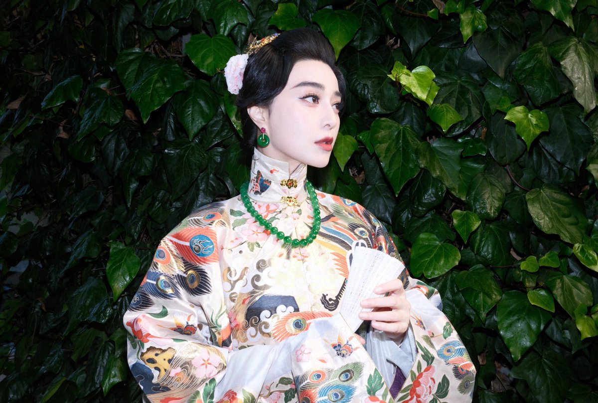 fbb_pics's tweet photo. Fan Bingbing’s photoshoot before attending Vogue World Paris.

#范冰冰 #FanBingbing 

https://t.co/rNHxh4PtXF https://t.co/WIyRI7RDF9