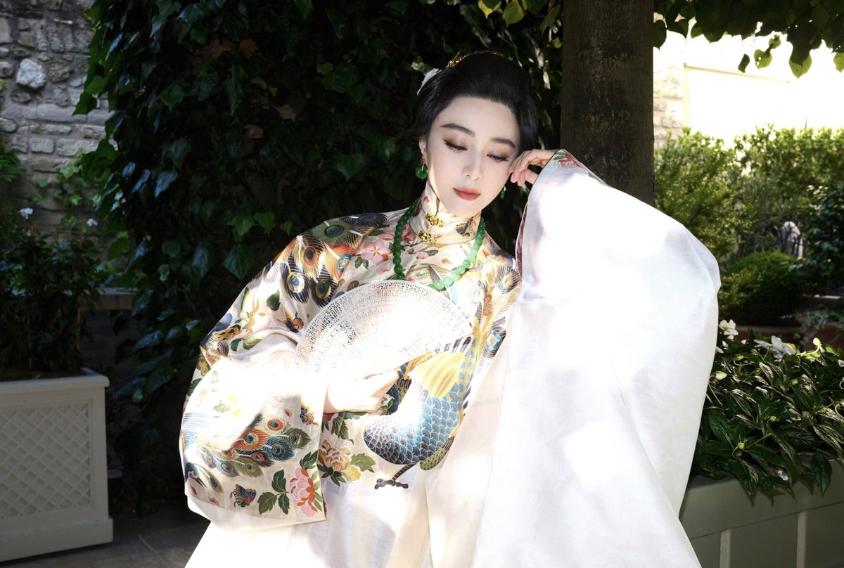 fbb_pics's tweet photo. Fan Bingbing’s photoshoot before attending Vogue World Paris.

#范冰冰 #FanBingbing 

https://t.co/rNHxh4PtXF https://t.co/WIyRI7RDF9