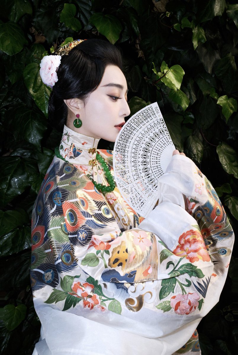 fbb_pics's tweet photo. Fan Bingbing’s photoshoot before attending Vogue World Paris.

#范冰冰 #FanBingbing 

https://t.co/rNHxh4PtXF https://t.co/WIyRI7RDF9