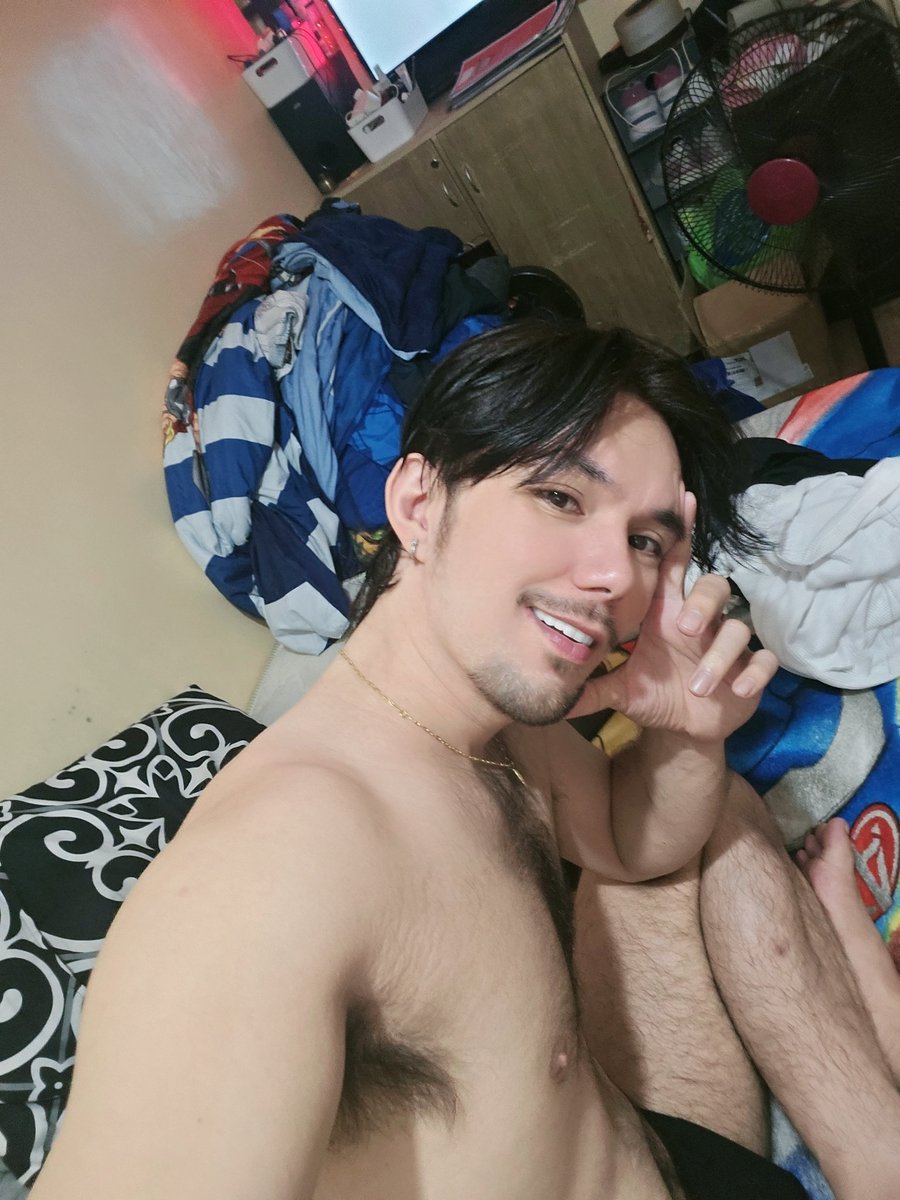 Alpedro0204's tweet photo. Messy room 🥺 https://t.co/bsVDZKMPgF