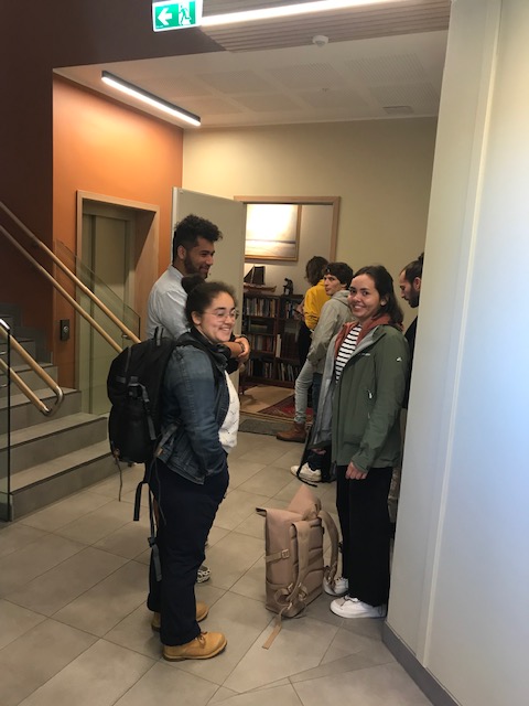 Ai emmené mes stagiaires français à la permanence consulaire pour faire valider leurs procurations. À 8h du matin il y avait déjà la queue... étudiants et touristes confondus, ambiance optimiste