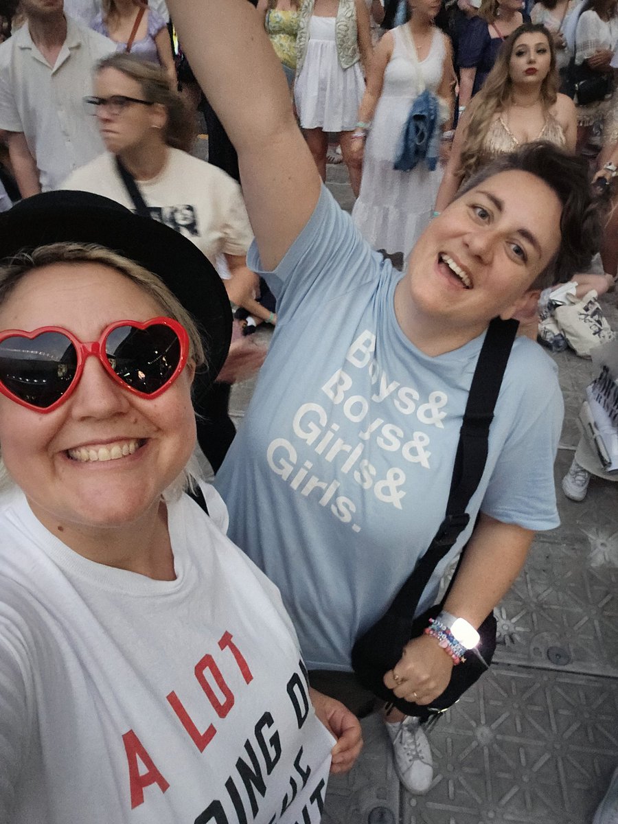 Last night was unhinged.... Travis Kelce cameo, Gracie Abrams surprise duet, Paul McCartney trading friendship bracelets, a 1989x3 mash up... happy Christmas swifties  #LONDONTSTHEERASTOUR