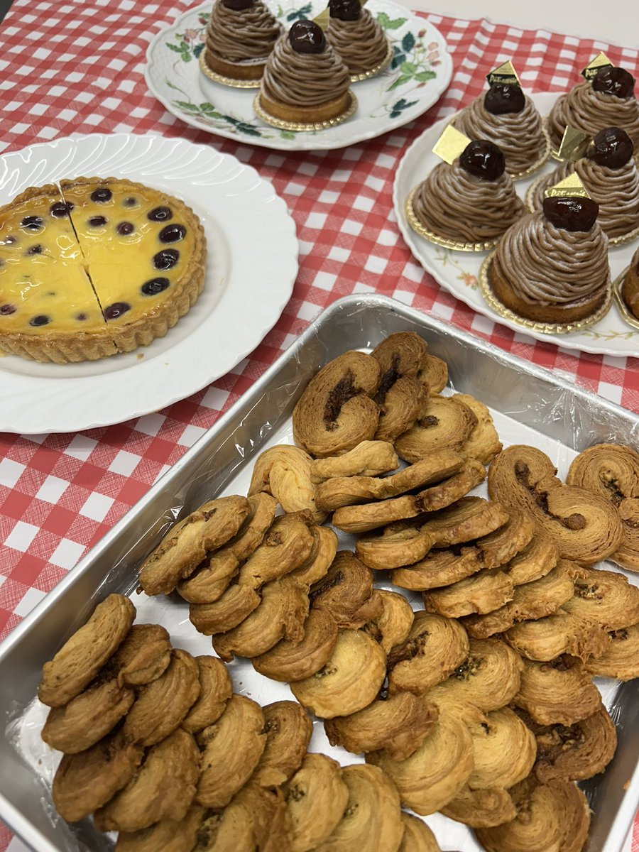 tamacho_tokyo's tweet photo. 【tamacho通信】
製菓製パン科
製菓実習
♦︎チェリーのタルト🍒🥧
♦︎モンブラン
♦︎パルミエ
#tokyo
#tamacho https://t.co/JqZLOLsptI