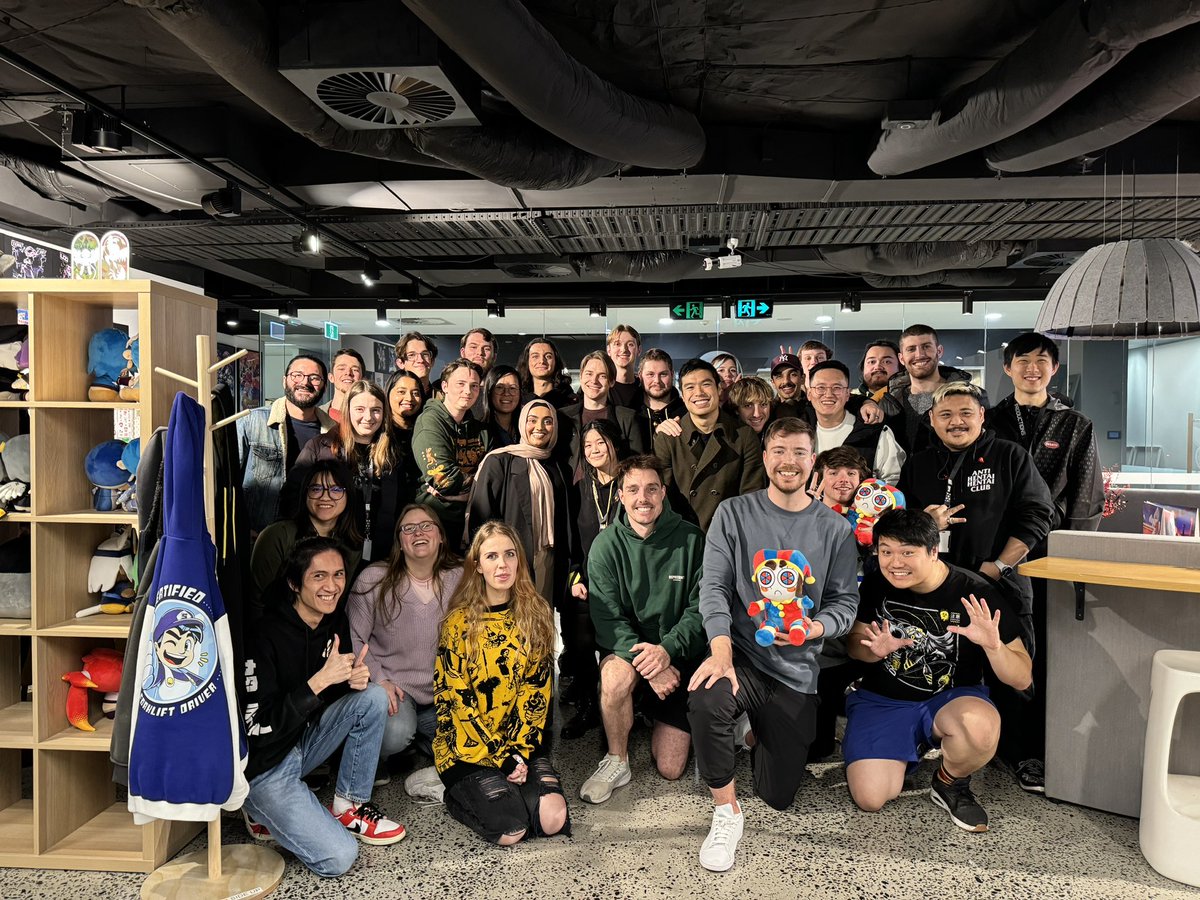 glitch_prod's tweet image. Had some visitors at the studio today.
Thanks for coming fellas!! We had no idea you watched our stuff 💖
@MrBeast  @KarlJacobs_  @Lazarbeam