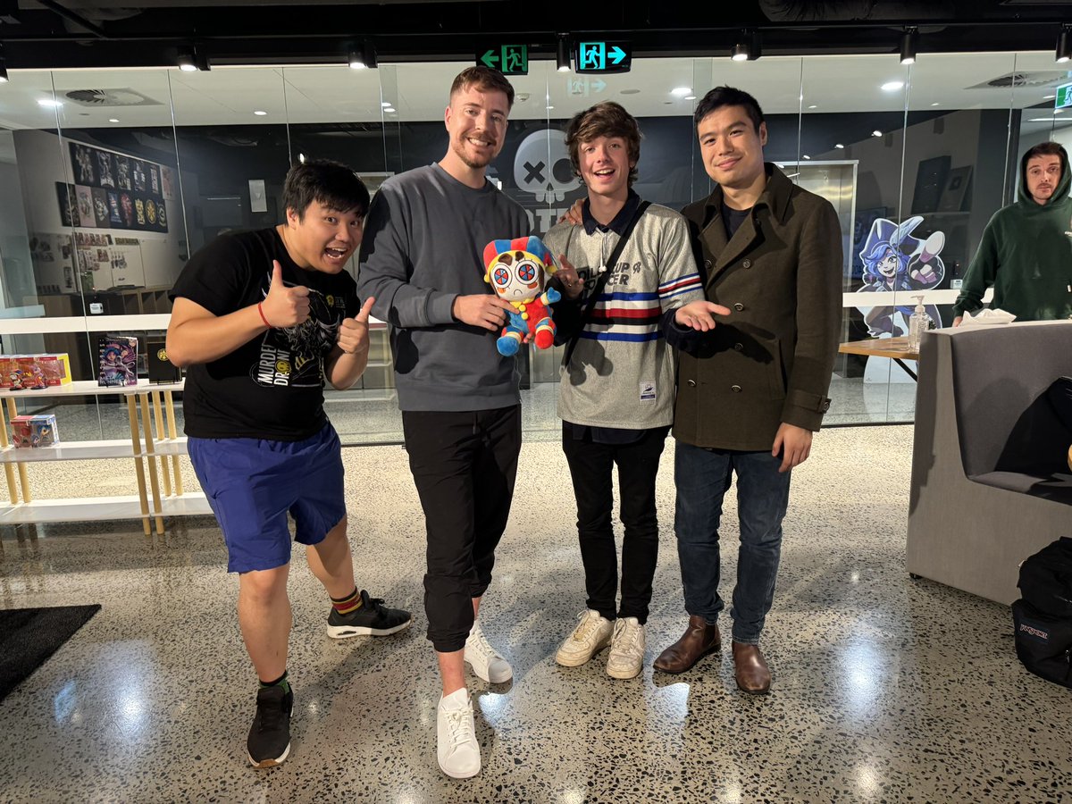 glitch_prod's tweet image. Had some visitors at the studio today.
Thanks for coming fellas!! We had no idea you watched our stuff 💖
@MrBeast  @KarlJacobs_  @Lazarbeam