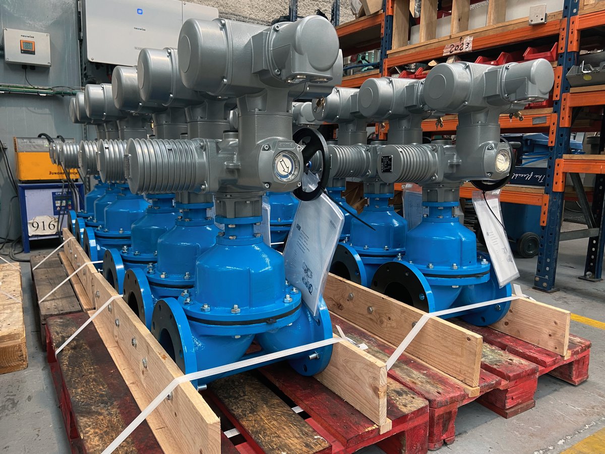 Batch of <a href="/Valvulaszubi/">Válvulas Zubi S.L.</a>  T100 (Weir Type) #Diaphragm valves DN150 (6"). Flanges drilled to suit PN10/PN16, face to face according BS5156.

Body: Cast iron GG25
Body lining: Ebonite / Hard rubber
Diaphragm: Butyl
Coating: RAL5015
Actuator: Electric, #Auma SA 10.2 + Matic AC 01.2