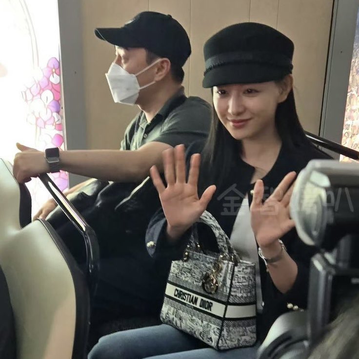 starofspring's tweet image. i was wondering why she's suddenly carrying that very obvious dior bag, and suddenly remembered she's going to a dior event hahah