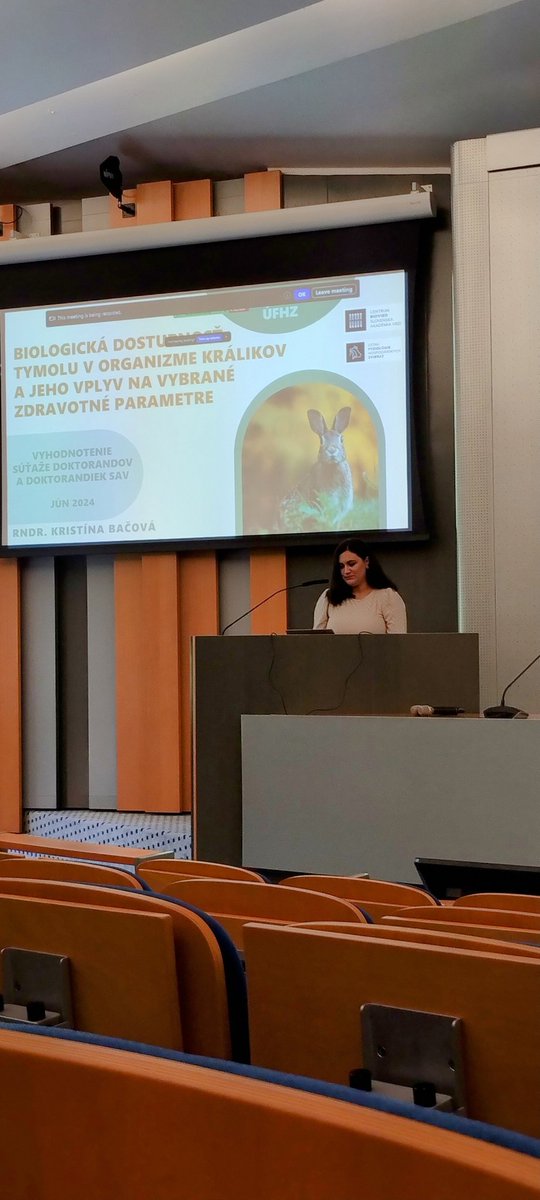 Kristína Bačová z #ÚFHZ prezentuje svoju prácu na celoakademickom seminári doktorandov, za ktorú získala 2. miesto za druhé oddelenie vied <a href="/AkademiaVied/">SAV</a> <a href="/PhDLifePro/">PhD Life</a> #PhD #Science #veda