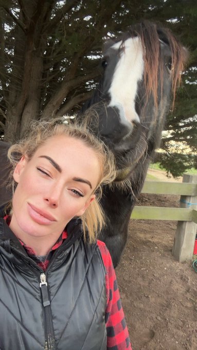 About to have my hair nibbled 🤨 https://t.co/QFaIUswcKl<a href="/tag/railme"class="tags"><span>#railme</span></a>