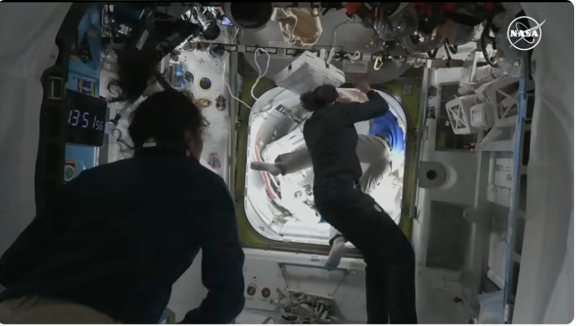 genejm29's tweet photo. #NASA #EVA90 #EVA271 - 14 PSI, Hatch coming opened now at 9:51 AM EDT Matt Dominick going in to look for water inside the airlock https://t.co/G8cdro0GSh
