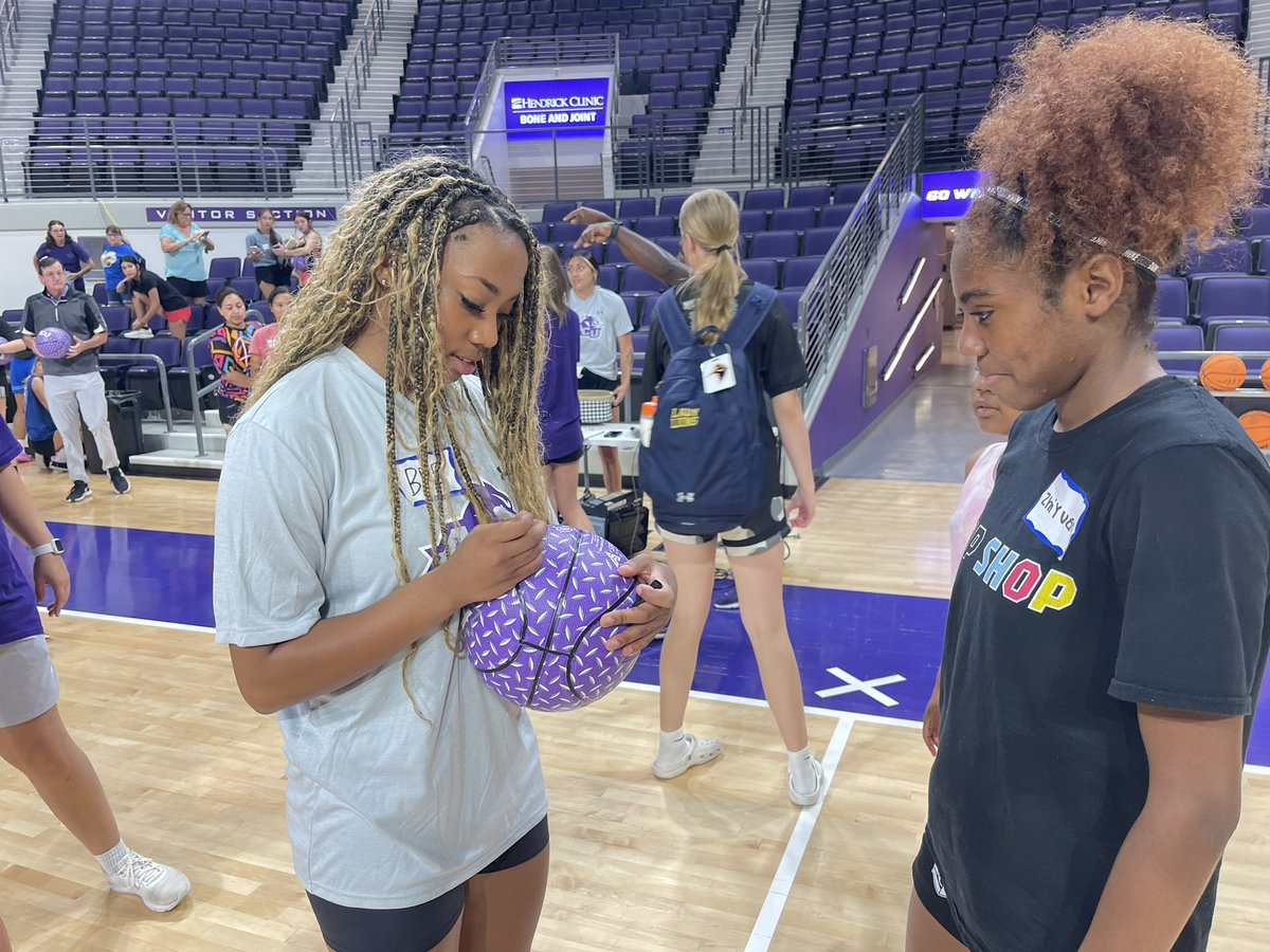 harris_zhi's tweet image. Had a great time at the ACU Shooting & Elite Camps this weekend. Thank you @ACUWBB @coachgoodenough all the coaching staff and incredible players 💜💜@hoopshop_GBR @JVierra4