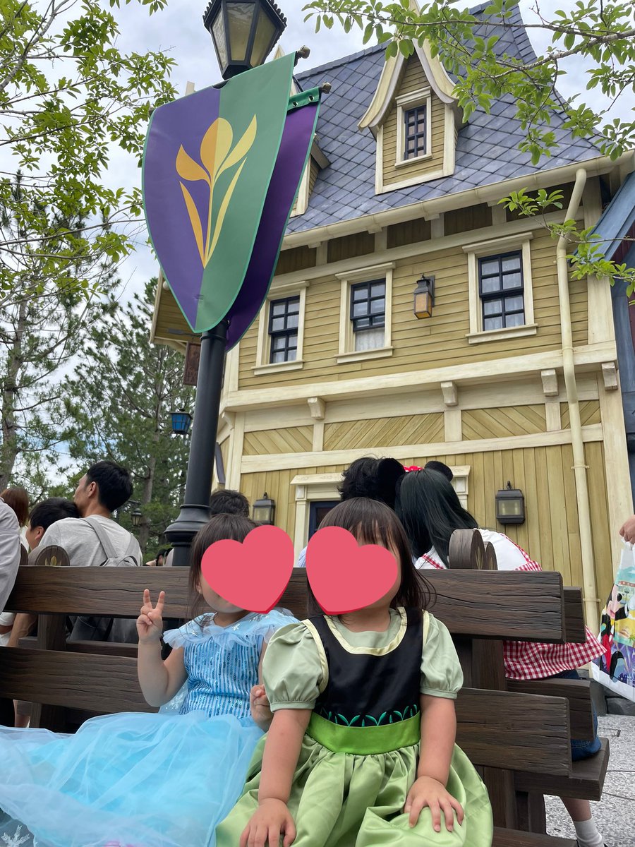 shelliemeimama's tweet photo. 念願のファンタジースプリングスも
体験してきました〜！
私的No.1アトラクションはアナ雪♡
160分待ったけど価値あり！
姉妹でアナ雪コーデもできて
我が子ながら可愛すぎた╰(*´︶`*)╯♡ https://t.co/7zt9MmwfO5