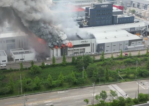 jenniferzeng97's tweet image. A lithium battery factory in Hwaseong, Gyeonggi Province, South Korea, caught fire and exploded this morning, killing at least 22 people, including 18 Chinese citizens.

More than 35,000 finished lithium batteries were stored in the building that caught fire.